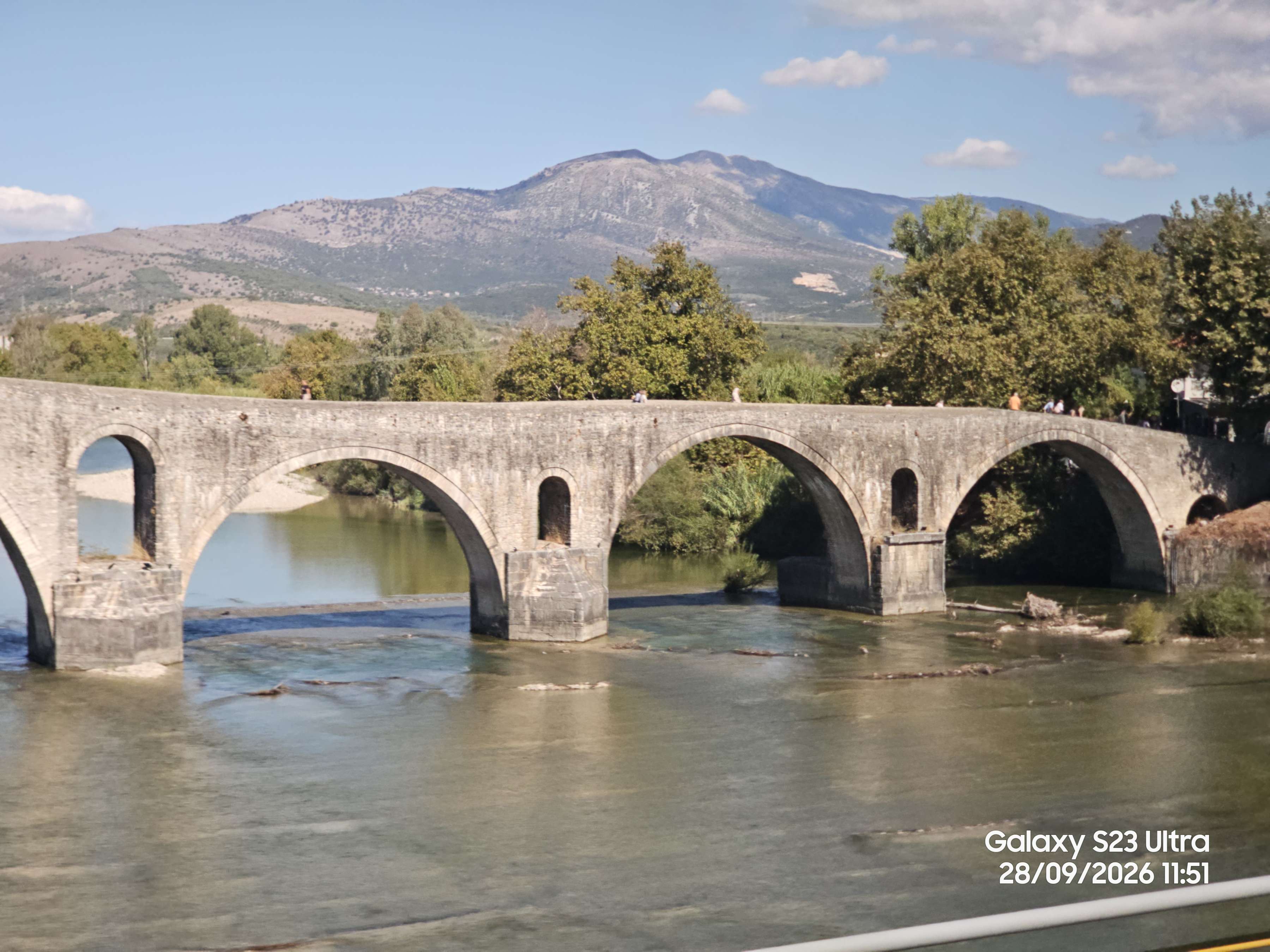 Το γεφύρι της Άρτας μέσα από πούλμαν τραβηγμενη