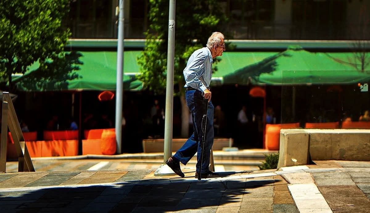 Τον παρατηρώ συχνά στο κέντρο της πόλης. Μια φιγούρα λιγνή, σε μια διαρκή, σχεδόν πεισματική κίνηση. Παρά τα χρόνια που βαρα…