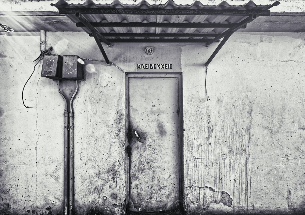 Τα τρένα σταμάτησαν, οι γραμμές σώπασαν και το κλειδουχείο έμεινε πίσω, σαν φύλακας μιας εποχής π...