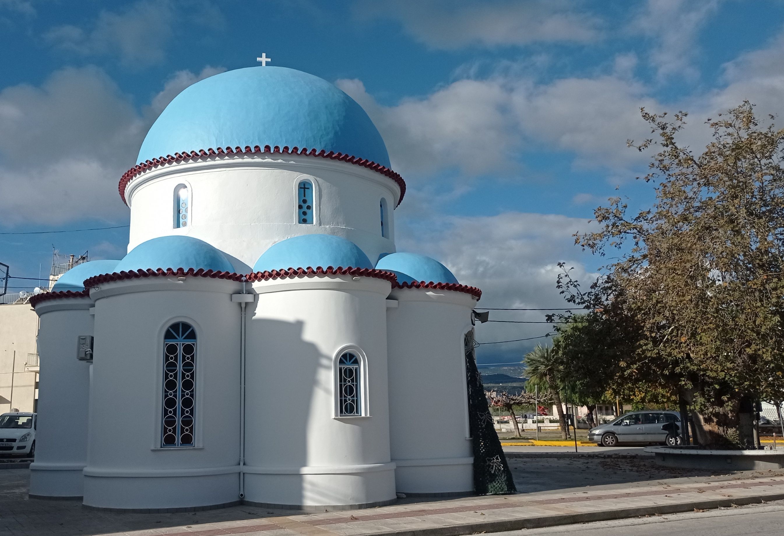 Το λευκό και το γαλάζιο στο ναό και τον ουρανό...
