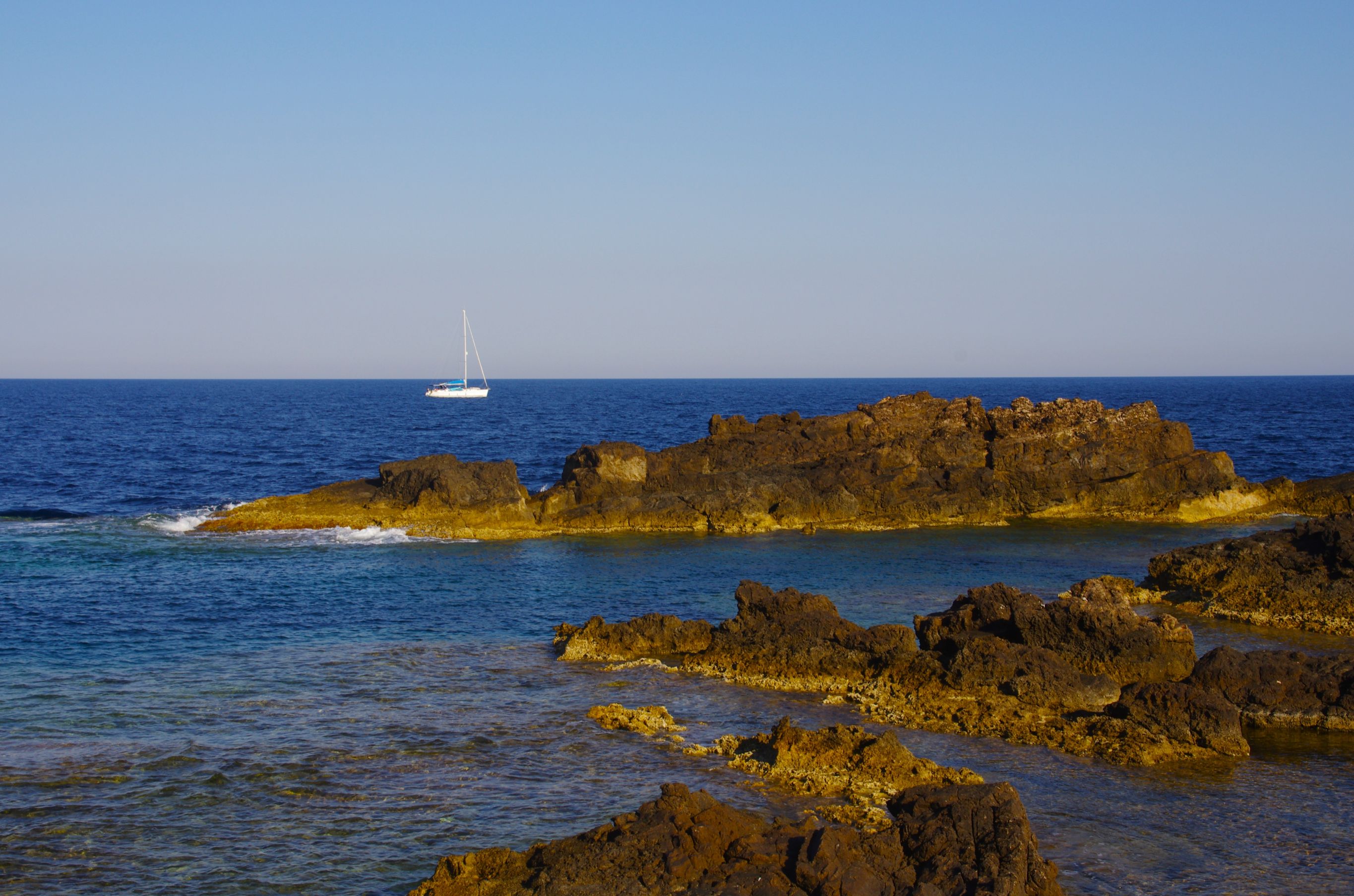 Μια ανεπαίσθητη πινελιά... είναι κείνη η μικρή βαρκούλα... που ταξιδεύει στο άγνωστο...