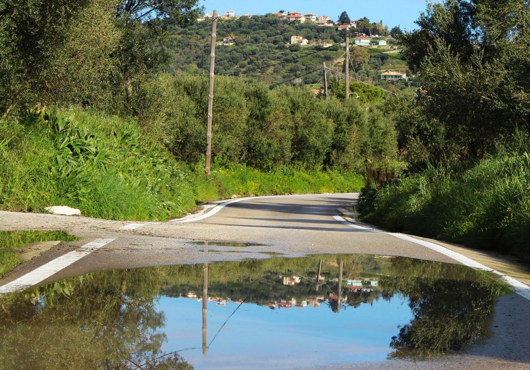 Όμορφο και στην αντανάκλασή του!  Είναι το χωριό Λουκεράτ...