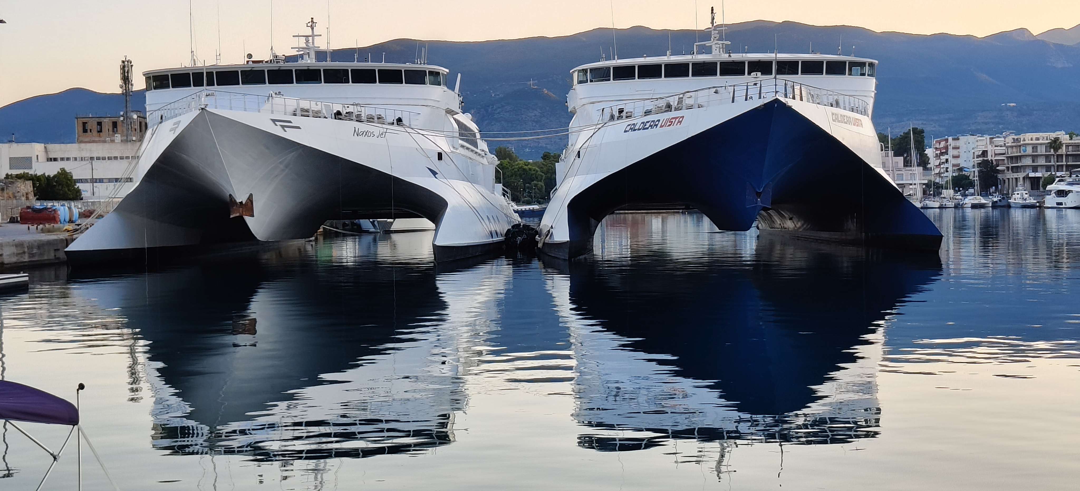 Η θάλασσα γίνεται καθρέφτης και αποκαλύπτει μια άλλη οπτική