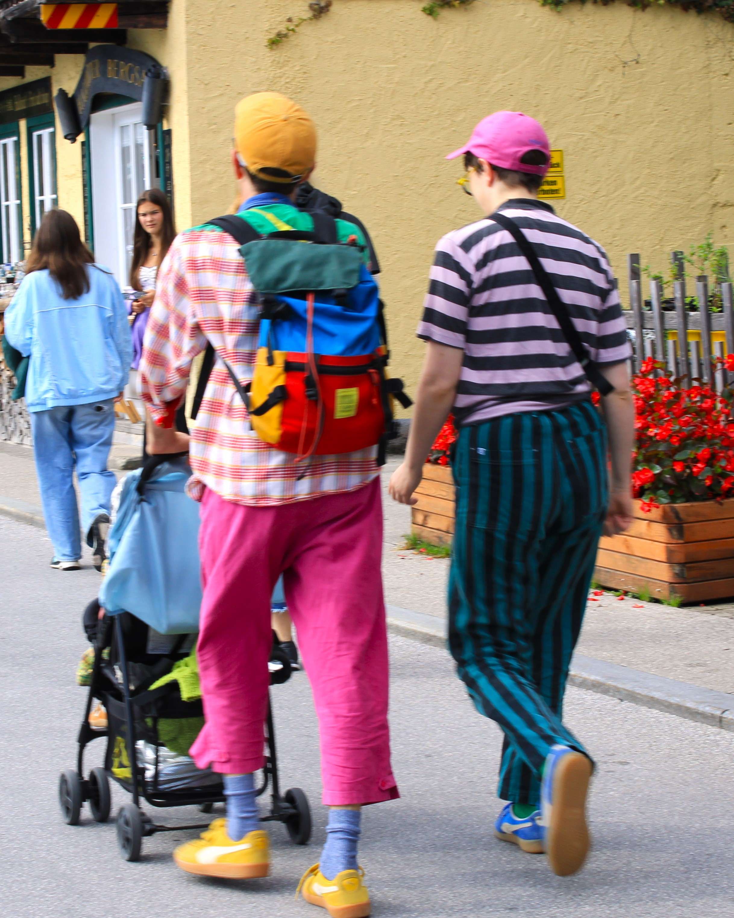 Hallstatt Austria.
Νεαρό ζευγάρι έχει βγάλει βόλτα το μω...