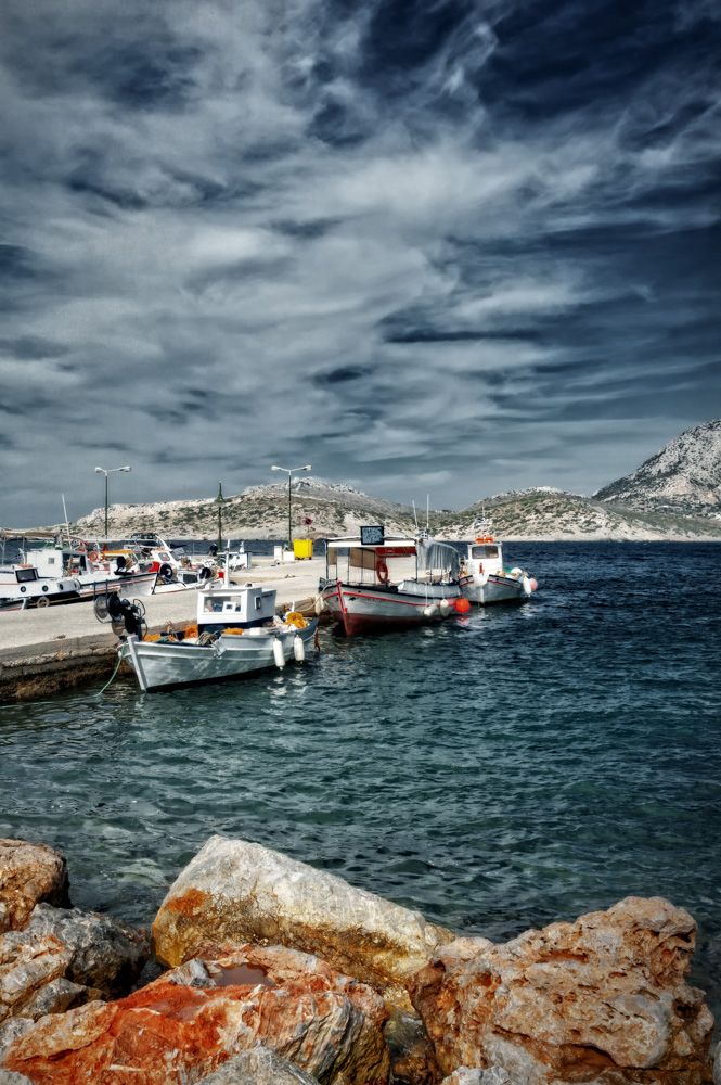 Το λιμάνι ήταν ήσυχο, ο ουρανός γεμάτος ιστορίες. Δεν μπο...