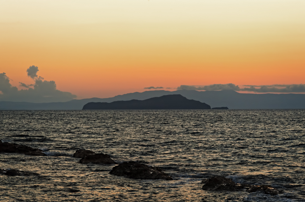 Όταν σωπαίνει η μέρα, αρχίζει να μιλά η θάλασσα.