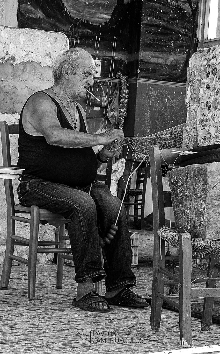 Ο ψαράς θείος αρματώνει τα δίχτυα