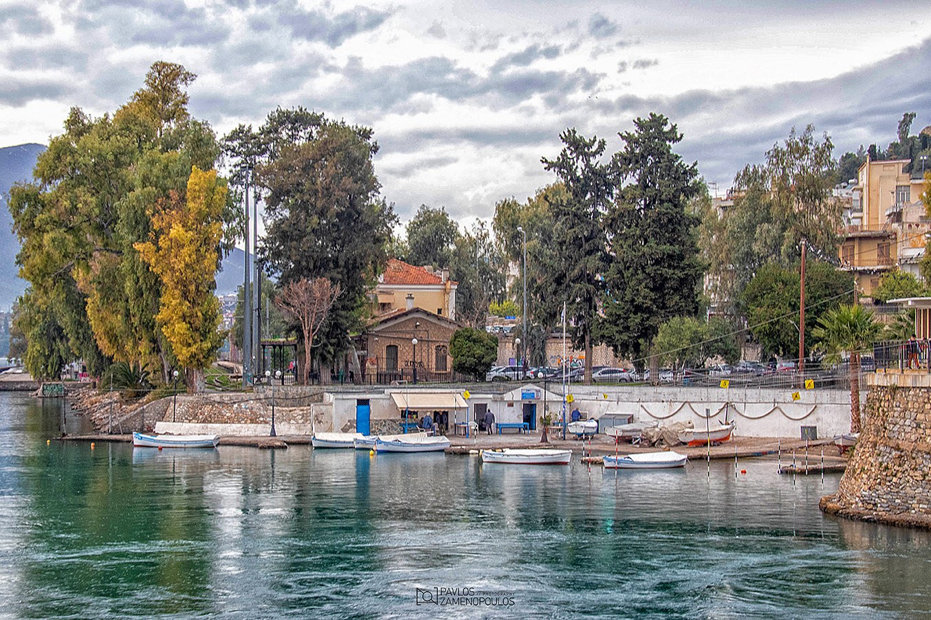 Σύλλογος Ερασιτεχνών Αλιέων Χαλκίδας και από πίσω ο σιδηροδρομικός σταθμός