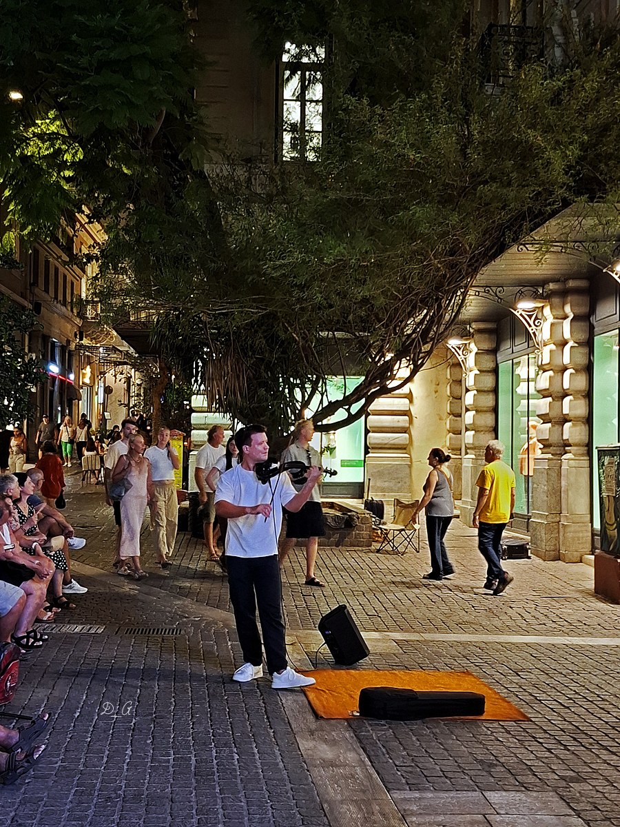 Ένας πολύ καλός μουσικός στο βιολί χθες το βράδι, κοντά στο Μοναστηράκι!