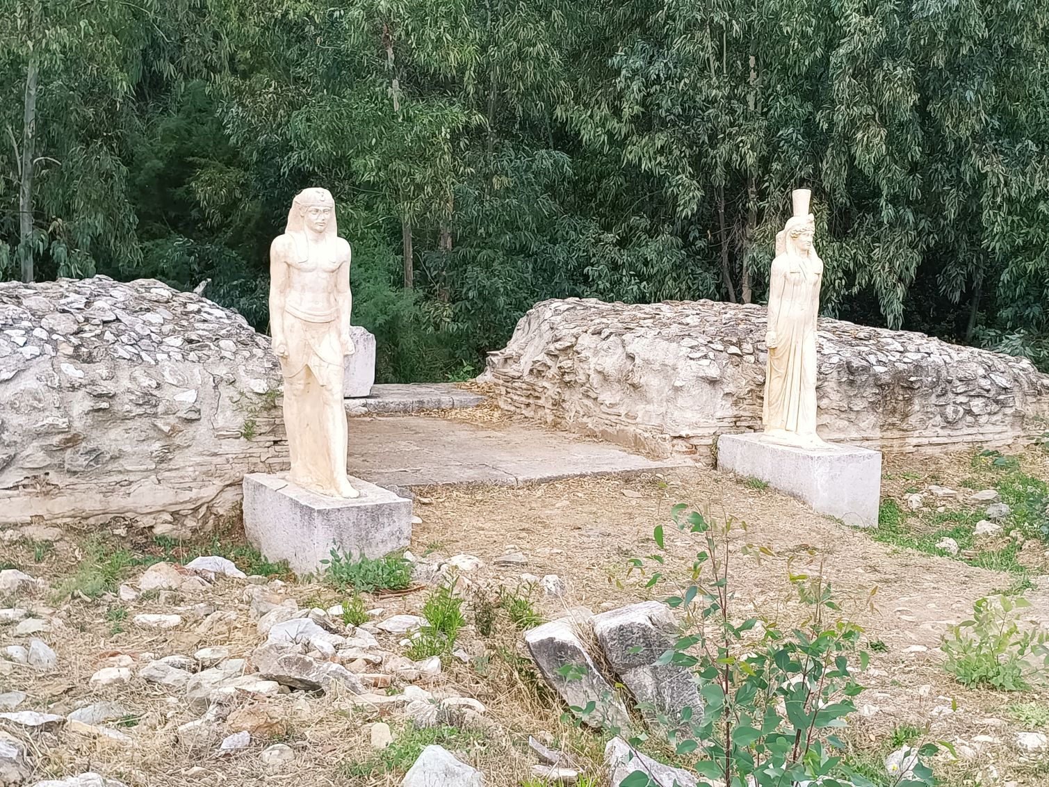 Βλέπουμε 2 Αιγυπτιακές θεότητες από τον Αρχαιολογικό Χώρο Μπρεξίζας του Μαραθώνα. Ιδιοκτήτης της έπαυλης την οποία κοσμούσαν…