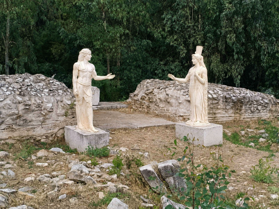 Και, ω του θαύματος, και οι δύο ζωντανεύουν και ανταλλάσσουν τις πρώτες κουβέντες μετά από 2200 χρόνια! (Η ΑΙ έδειξε μία απλ…