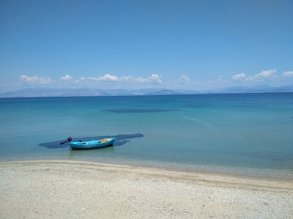 Ανοίγω το παράθυρο.
Το Ιόνιο πέλαγος απλώνεται μπροστά μ...
