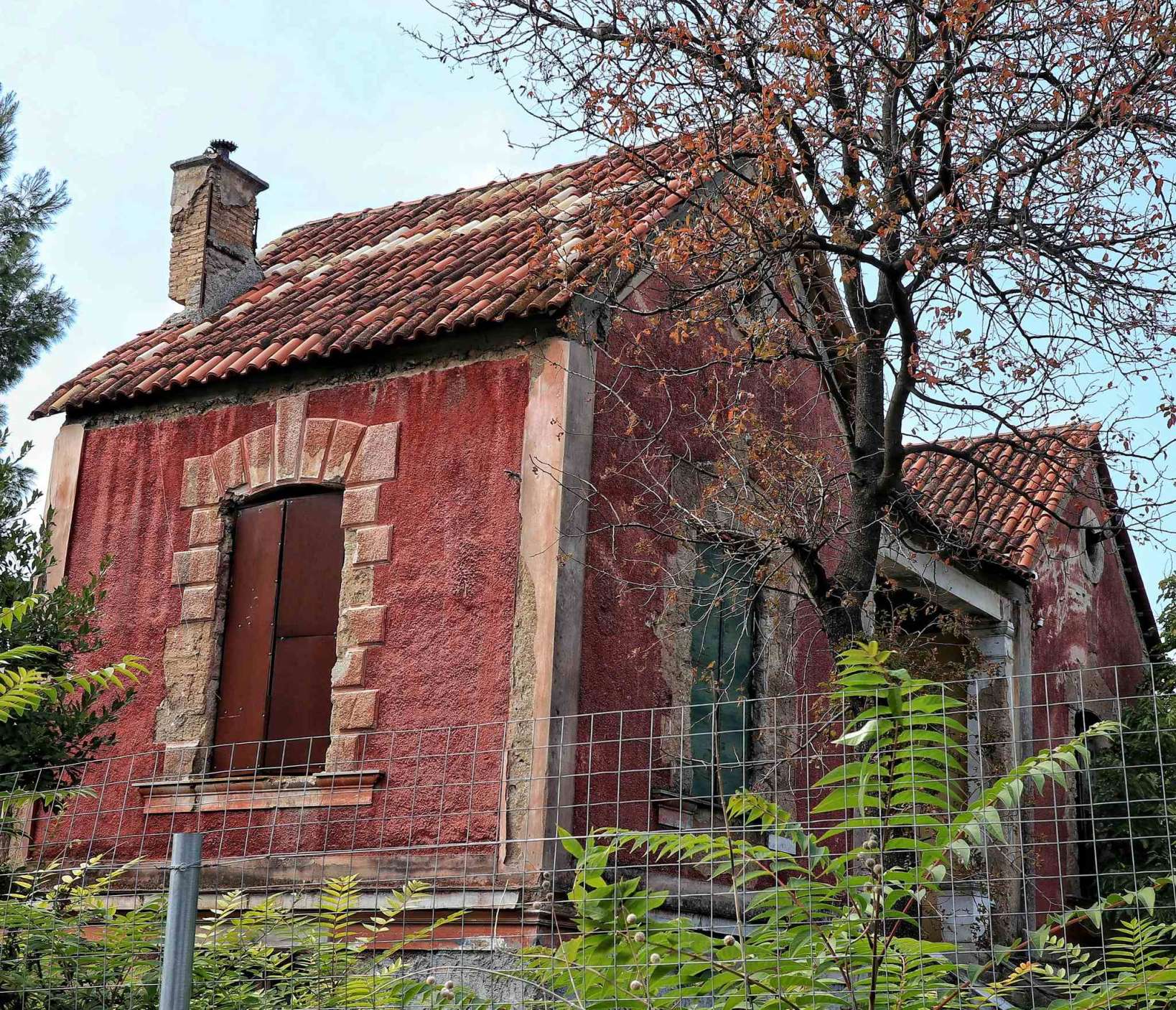 Λες και θα ανοίξει το παράθυρο μια μαριονέτα, να αρχίσει το κουκλοθέατρο .... Μαρούσι